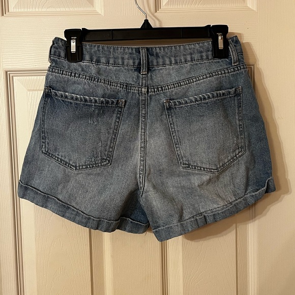 Women’s Forever 21 Ripped Light Denim Shorts - Picture 3 of 8